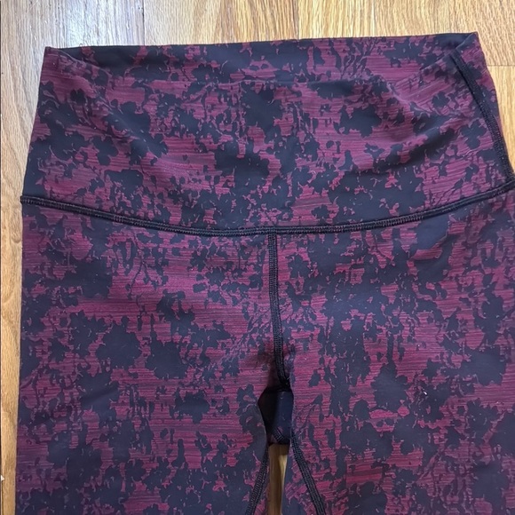 Lululemon 8 Wunder Under Crop (Hi-Rise) 21"
Scatter Blossom Jacquard Garnet Blk - Picture 4 of 12